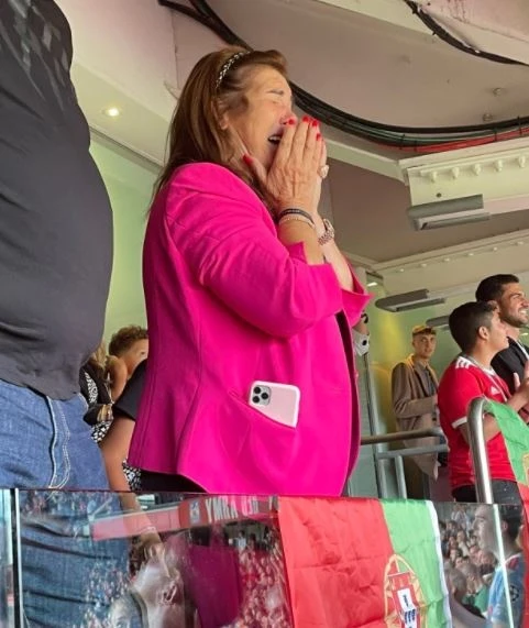 Me Ronaldo khoc anh 1