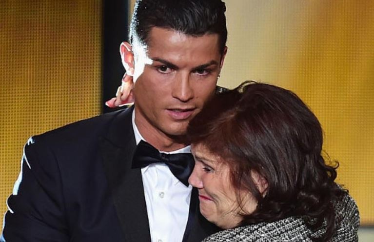 Me Ronaldo khoc khi con trai ghi ban hinh anh