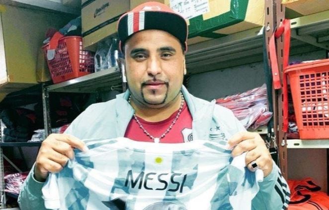 Messi tang ky vat vo gia khi gap lai co nhan sau 21 nam hinh anh