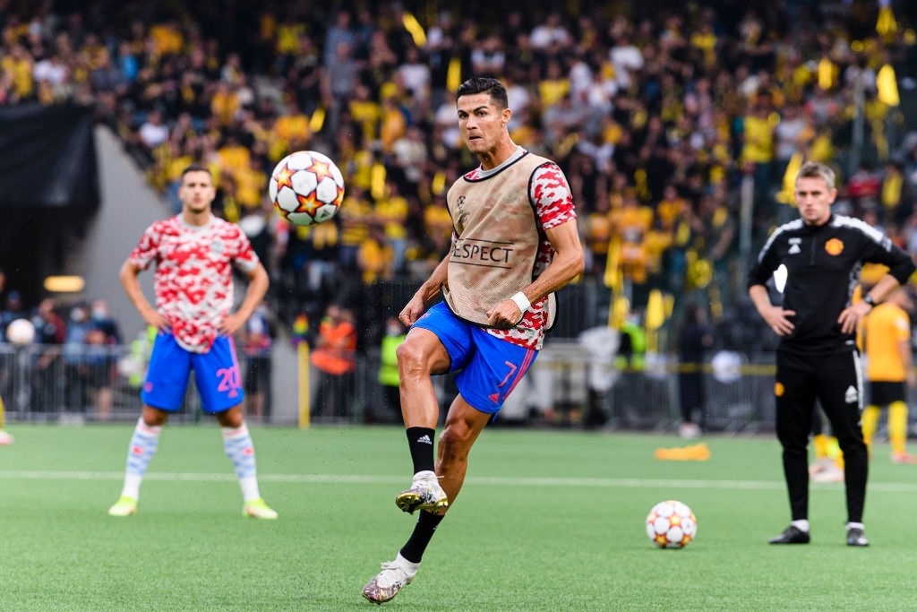 Ronaldo sut bong trung mat nu nhan vien an ninh anh 1