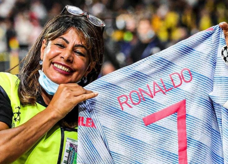 Ronaldo tang ao cho nu nhan vien bi anh sut trung hinh anh