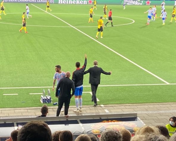 Ronaldo lien tuc ra bien chi dao anh 1