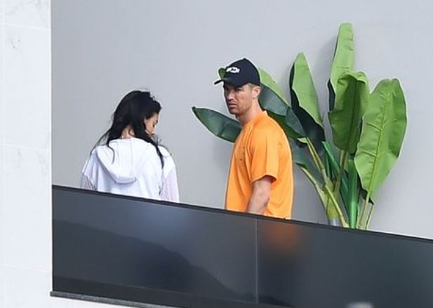 Ronaldo phai chuyen nha anh 1