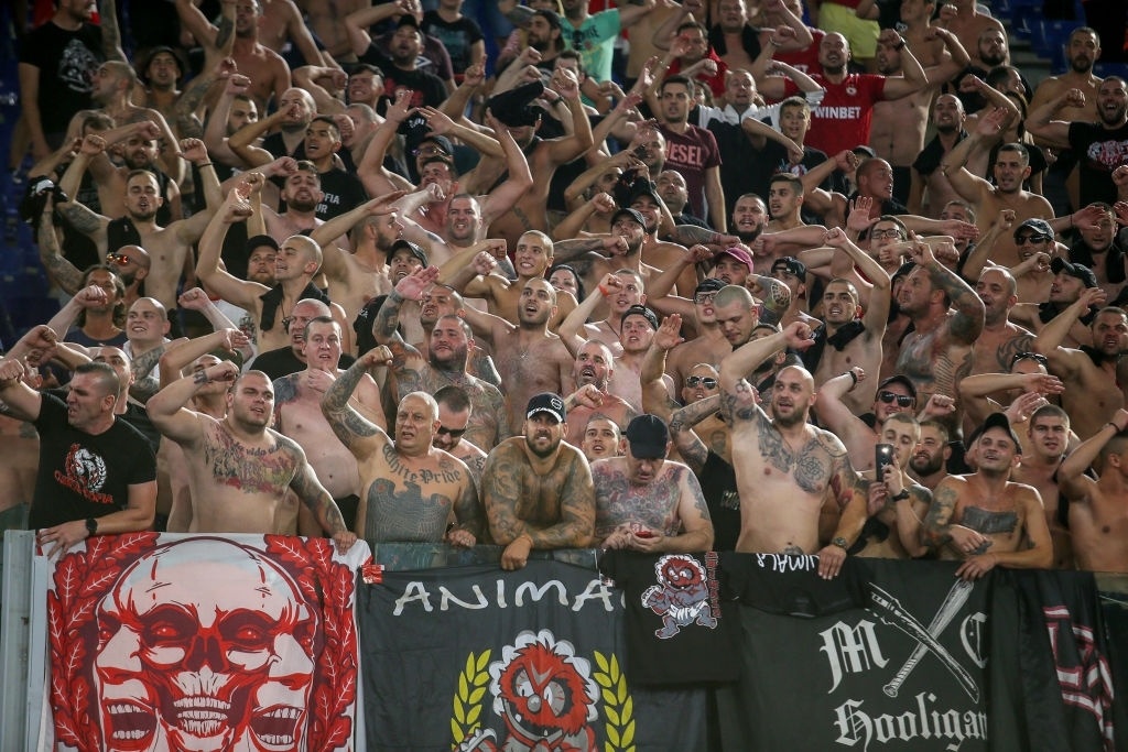 CĐV cởi áo ăn mừng ảnh 4 CDV coi ao an mung anh 4