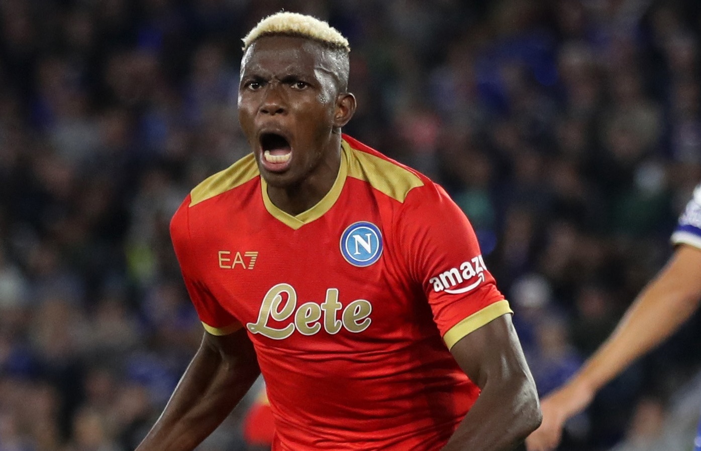 Tien dao chau Phi dat nhat lich su ghi 2 ban vao luoi Leicester City hinh anh