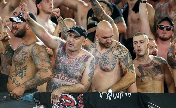 Hang tram co dong vien coi ao an mung o cup chau Au hinh anh