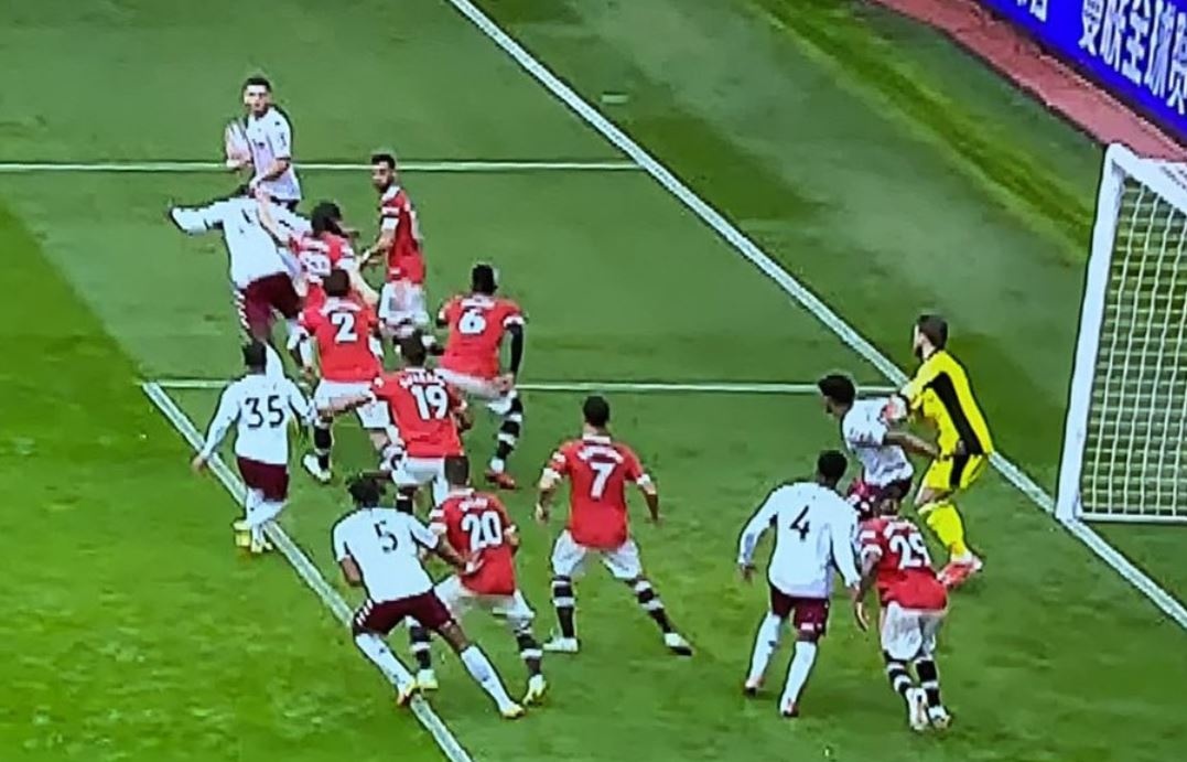 Ban thang cua Aston Villa khong hop le anh 1