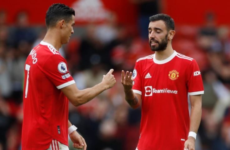 Ronaldo dong vien Fernandes sau pha da hong phat den hinh anh