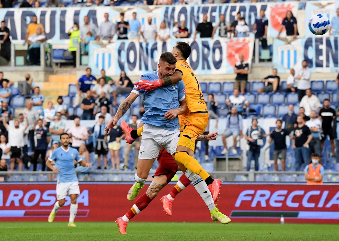 Nguoi cu khien Mourinho om han o derby thanh Rome anh 3