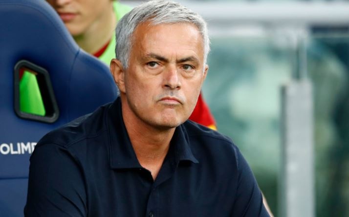 Nguoi cu khien Mourinho om han o derby thanh Rome hinh anh