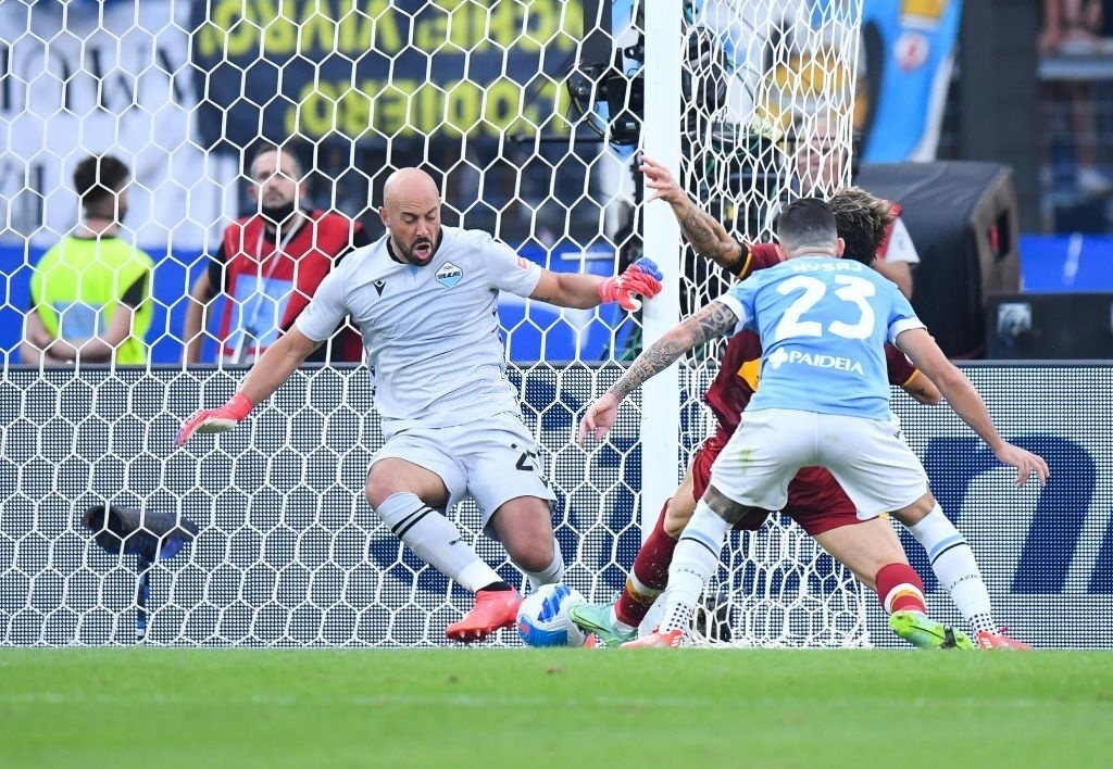 Nguoi cu khien Mourinho om han o derby thanh Rome anh 9