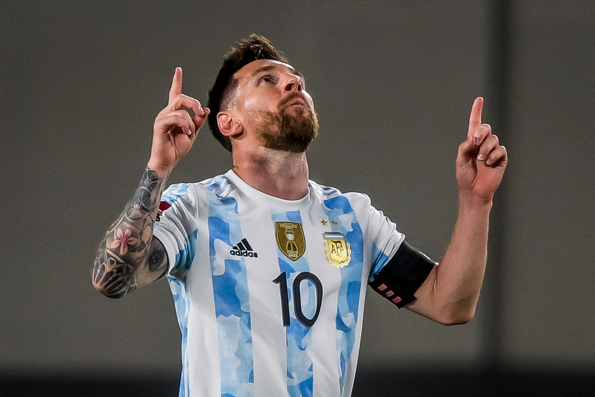 Messi ghi ban giup Argentina ha Uruguay hinh anh