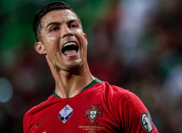 Ronaldo lap hat-trick trong tran thang 5-0 cua Bo Dao Nha hinh anh