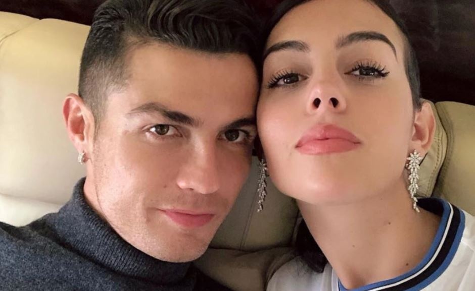 Ronaldo sap co them 2 con hinh anh