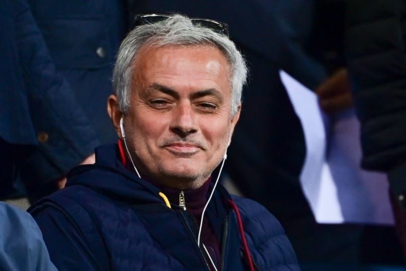 HLV Mourinho deo tai nghe de chi dao trong tran thang cua Roma hinh anh