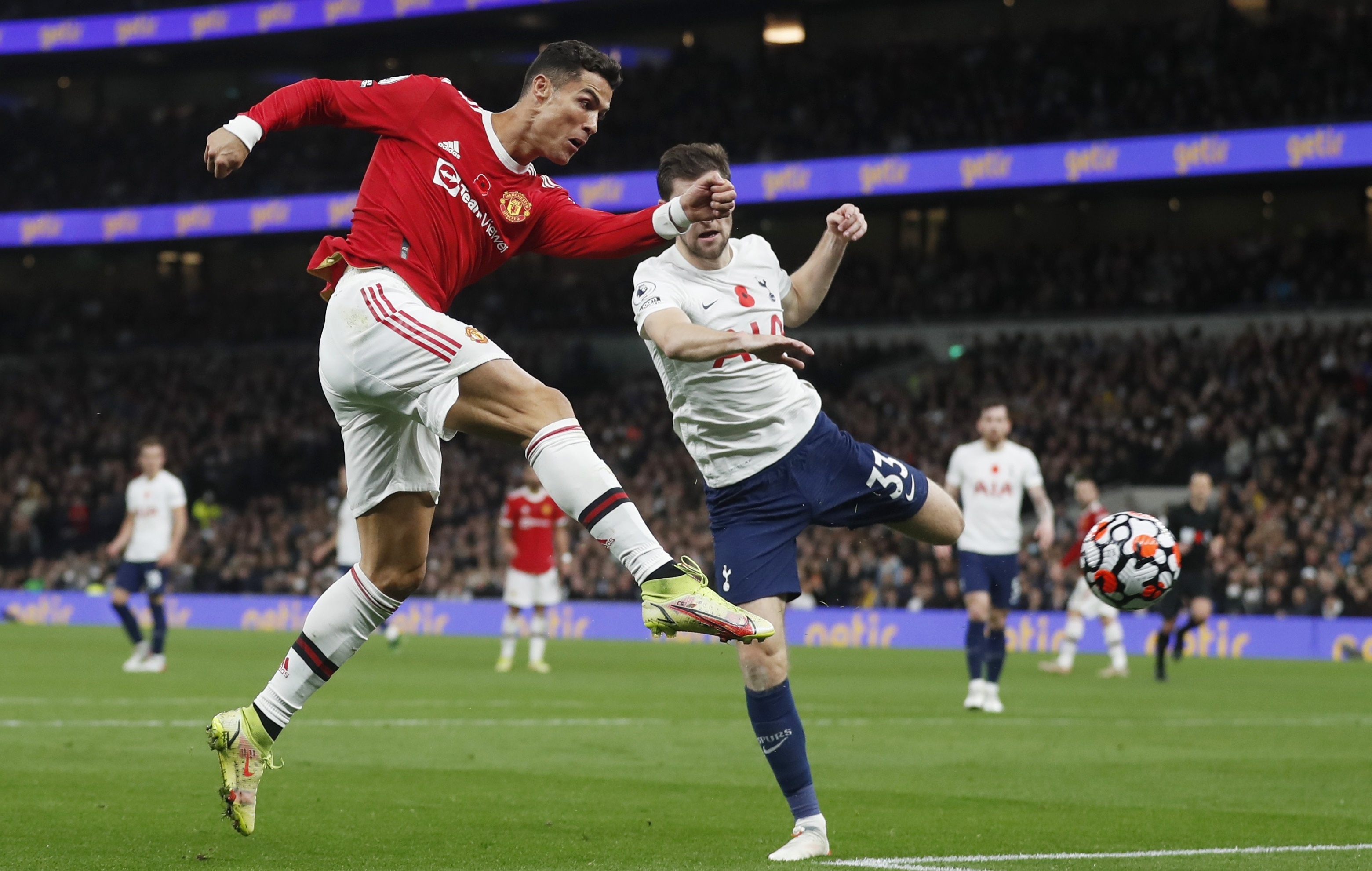 Ronaldo duoc so voi Van Basten sau cu volley tung luoi Tottenham hinh anh