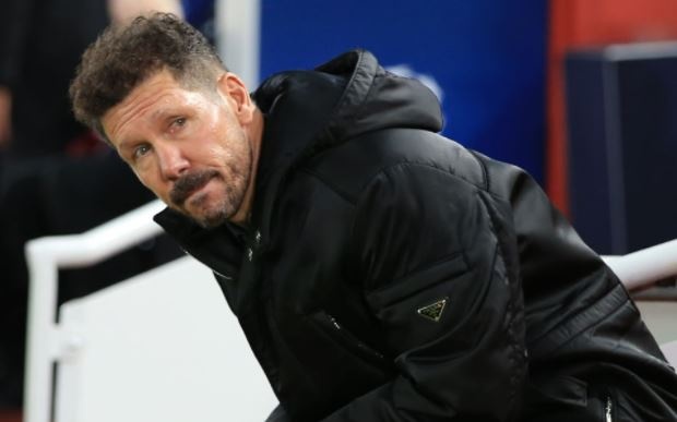 HLV Simeone lai tu choi bat tay Klopp hinh anh