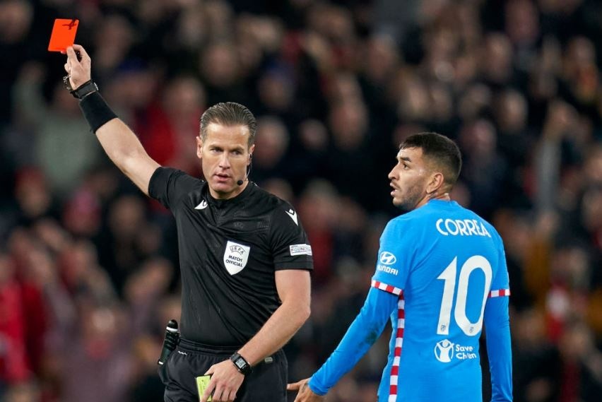 Hau ve Atletico nhan the do vi lam ngo trong tai hinh anh