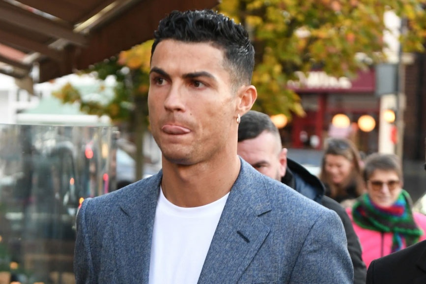 Ronaldo nhan ve phat vi loi do xe khi di an trua cung dong doi hinh anh