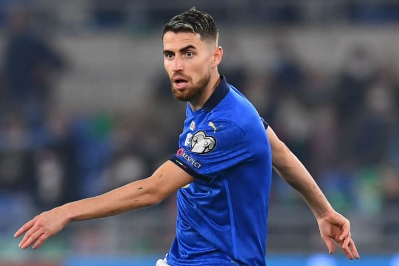 Jorginho da hong phat den trong tran hoa cua Italy hinh anh