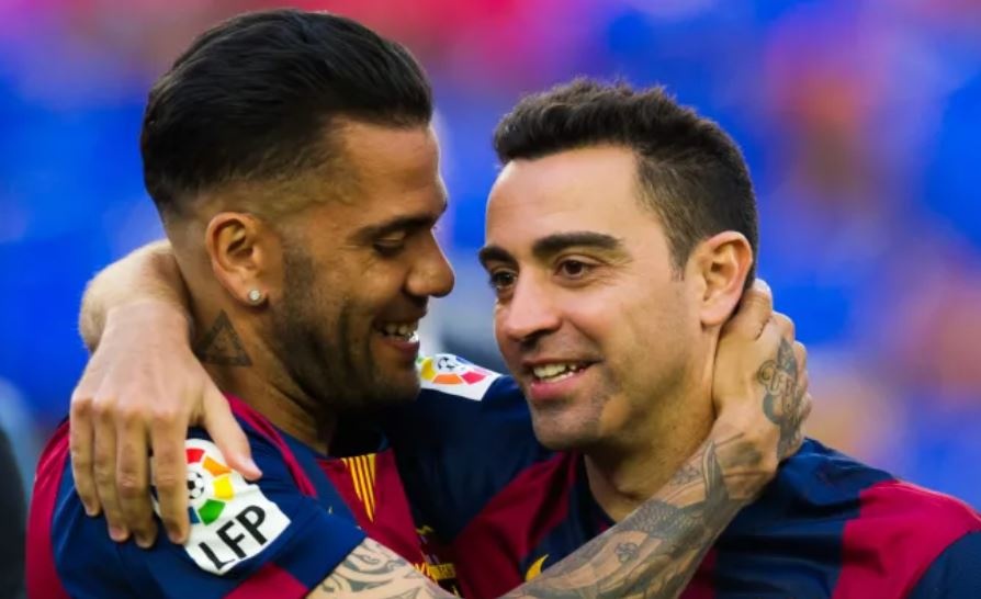 Dani Alves tro lai khoac ao Barca hinh anh