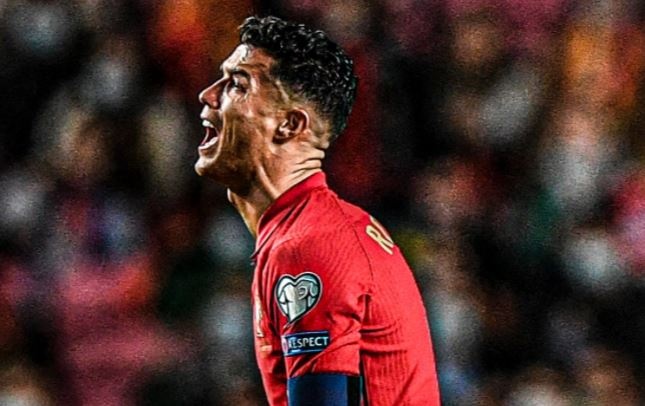 Ronaldo khoc sau tran thua Serbia hinh anh