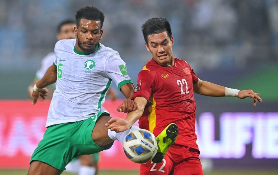 Tuyen Viet Nam duy tri vi tri trong top 100 FIFA du thua Saudi Arabia hinh anh