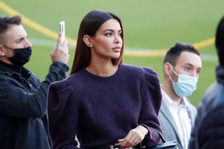 Vo sieu mau di cung Alves trong le ra mat Barca hinh anh