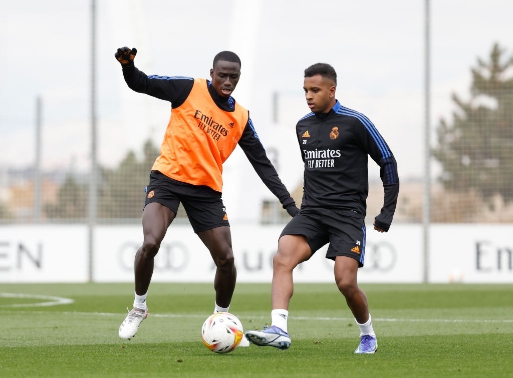 Mendy bi to tan cong tinh duc anh 1