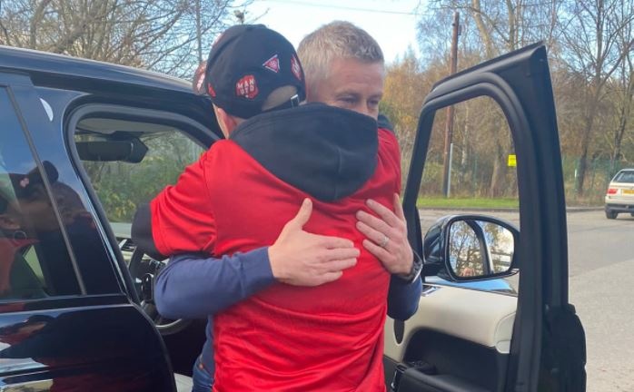 Solskjaer chia tay fan MU bang cai om hinh anh