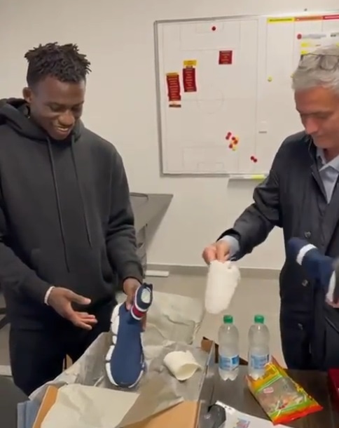 Mourinho mua giay cho sao tre anh 1