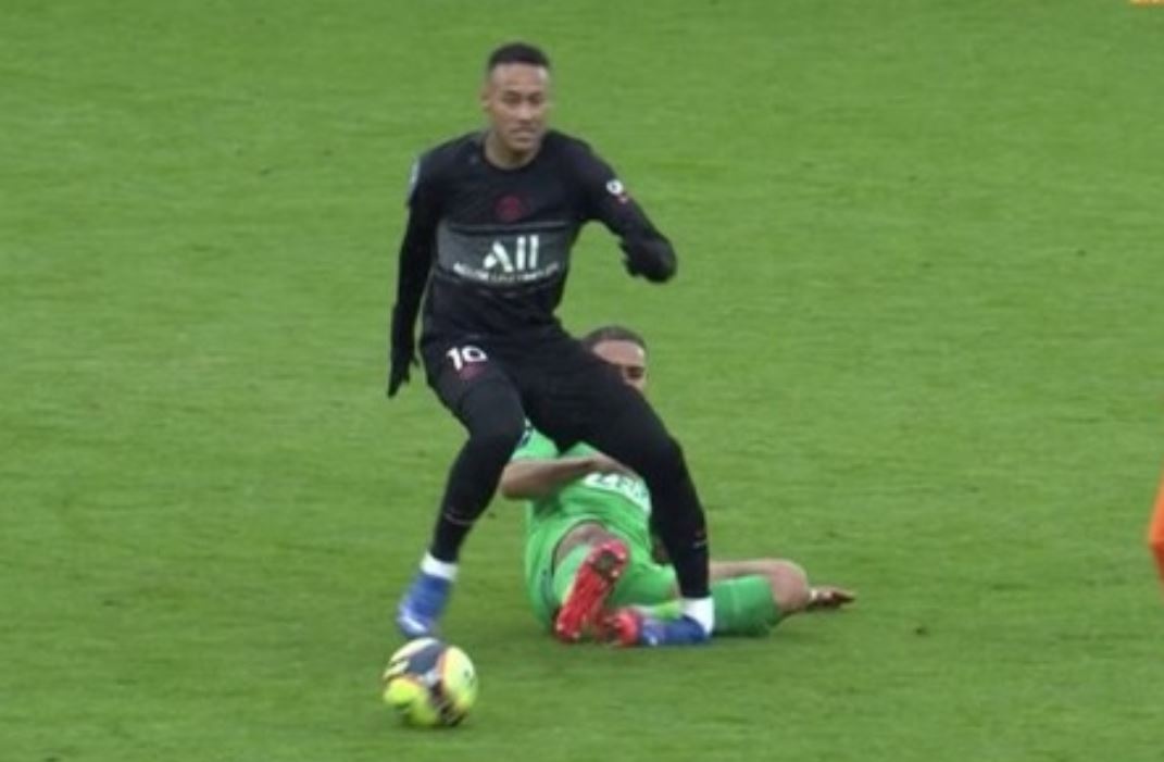 Neymar bi gap co chan hinh anh