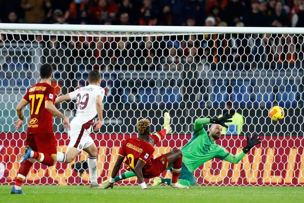 Roma ap sat top 4 Serie A anh 1