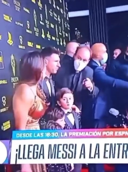 Messi kho chiu voi ban to chuc gala Qua bong vang anh 1