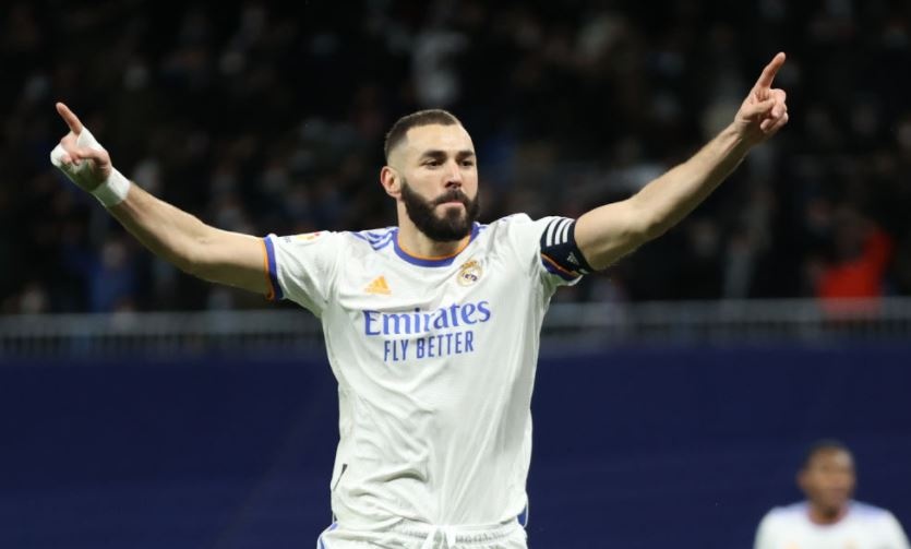 Benzema thang hoa duoi mau ao Real hinh anh