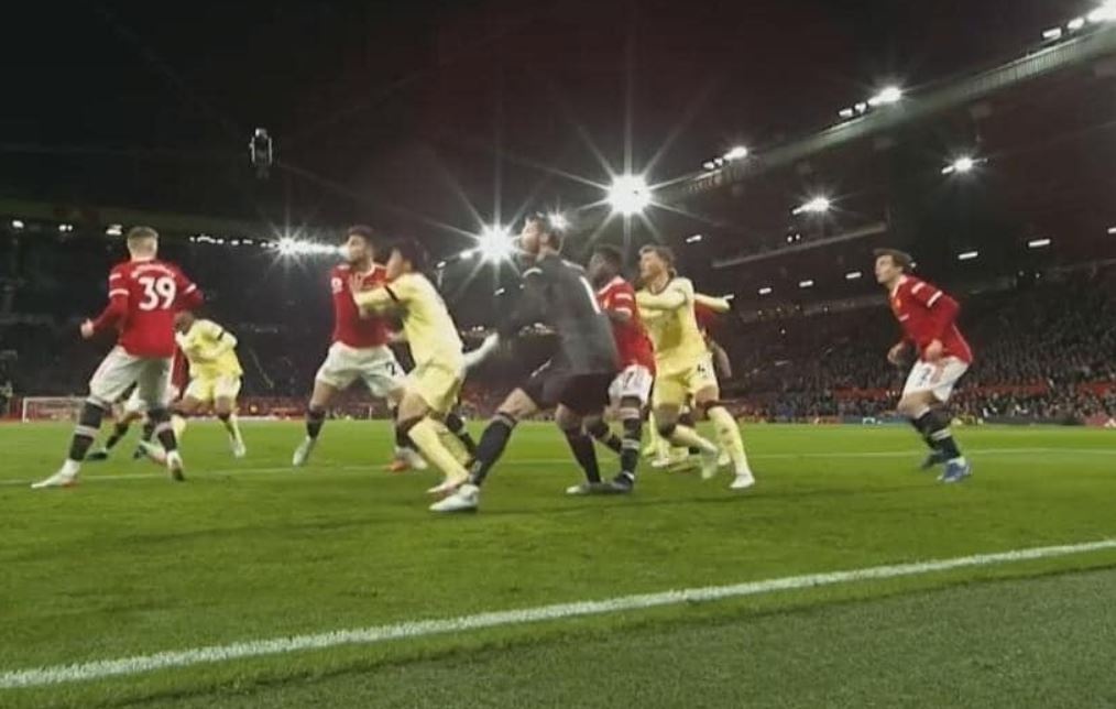 Fred giam len chan De Gea anh 3