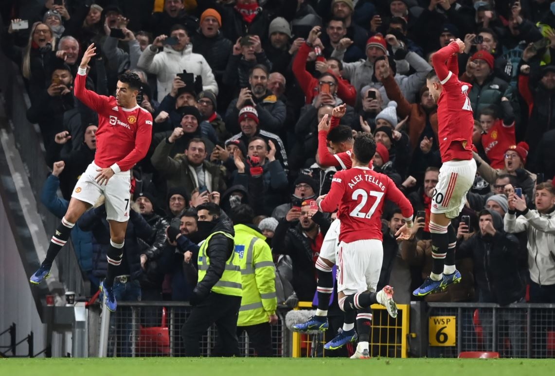 Ronaldo vuot moc 800 ban anh 1