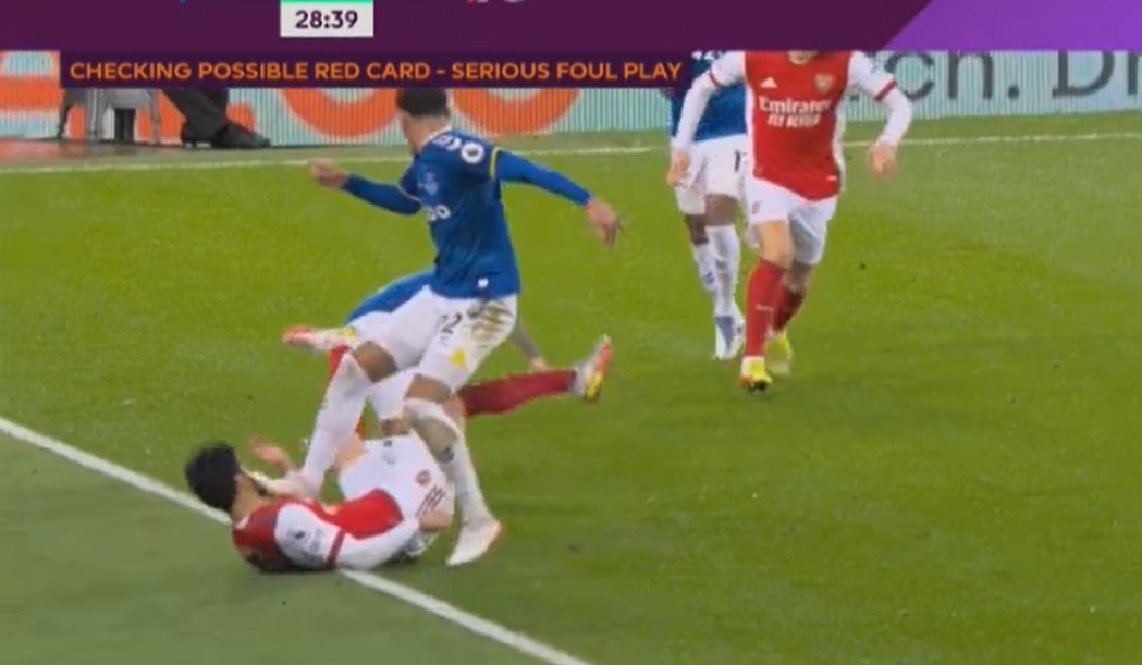 Tomiyasu bi hau ve Everton giam len mat anh 1