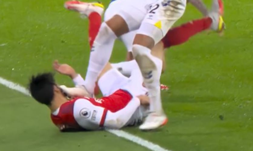 Tomiyasu bi hau ve Everton giam len mat hinh anh