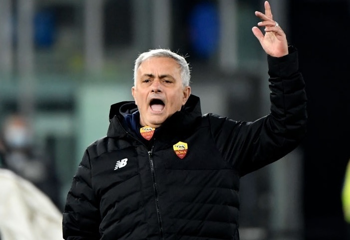 HLV Mourinho cam on doi thu sau khi gianh ngoi nhat bang hinh anh