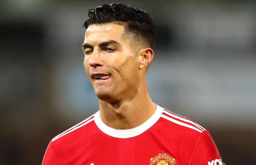 Thu mon Norwich dung tieu xao voi Ronaldo tren cham phat den hinh anh