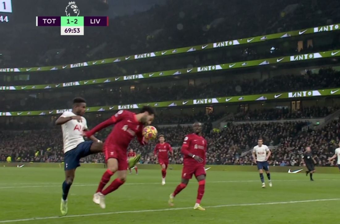 VAR gay tranh cai anh 7