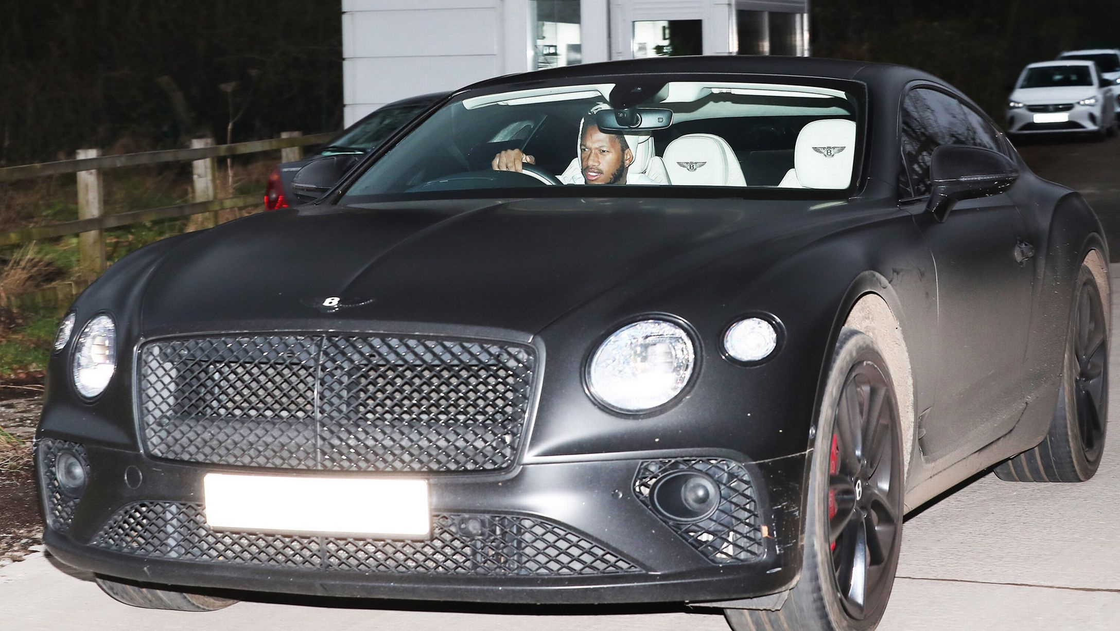 3 cau thu Man United phai roi san tap anh 6