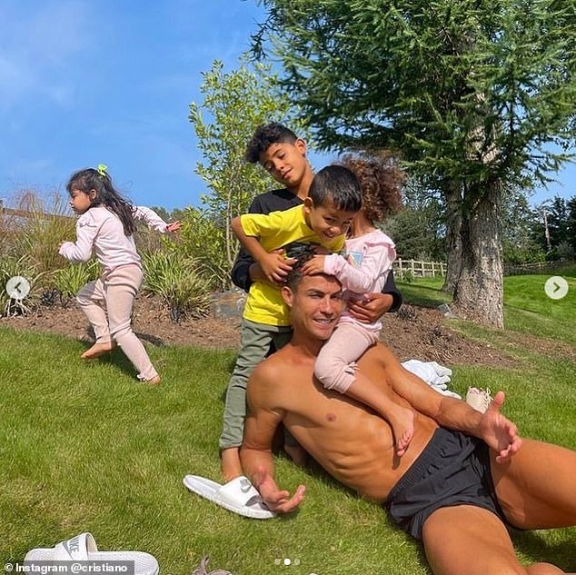 Ronaldo chi 7 trieu bang de mua dat xay biet thu anh 1