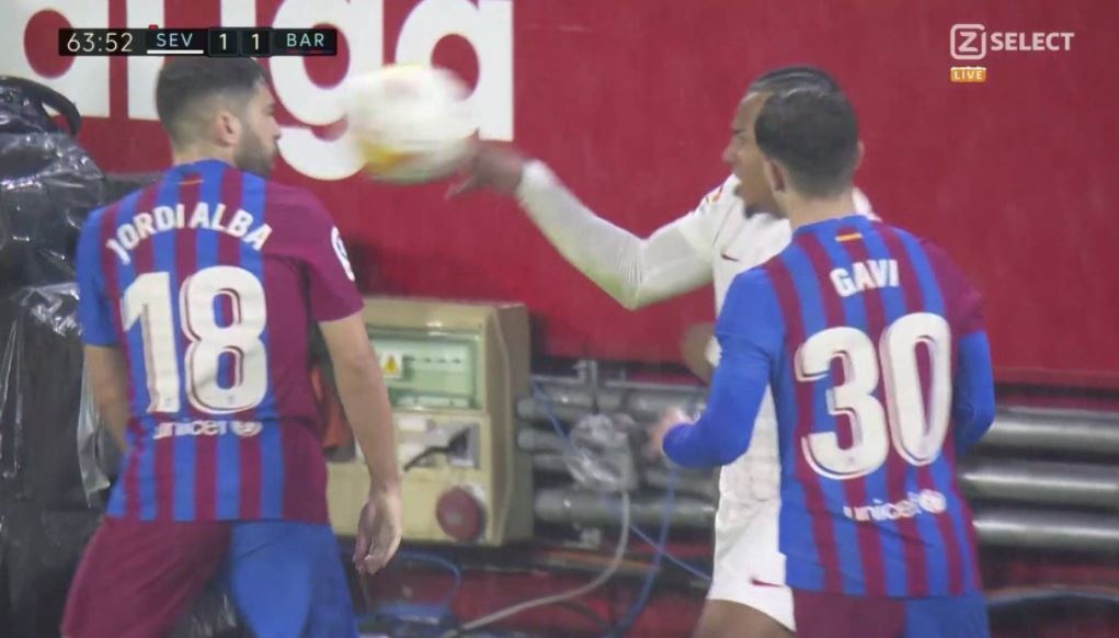 Kounde nem bong vao mat Alba anh 1