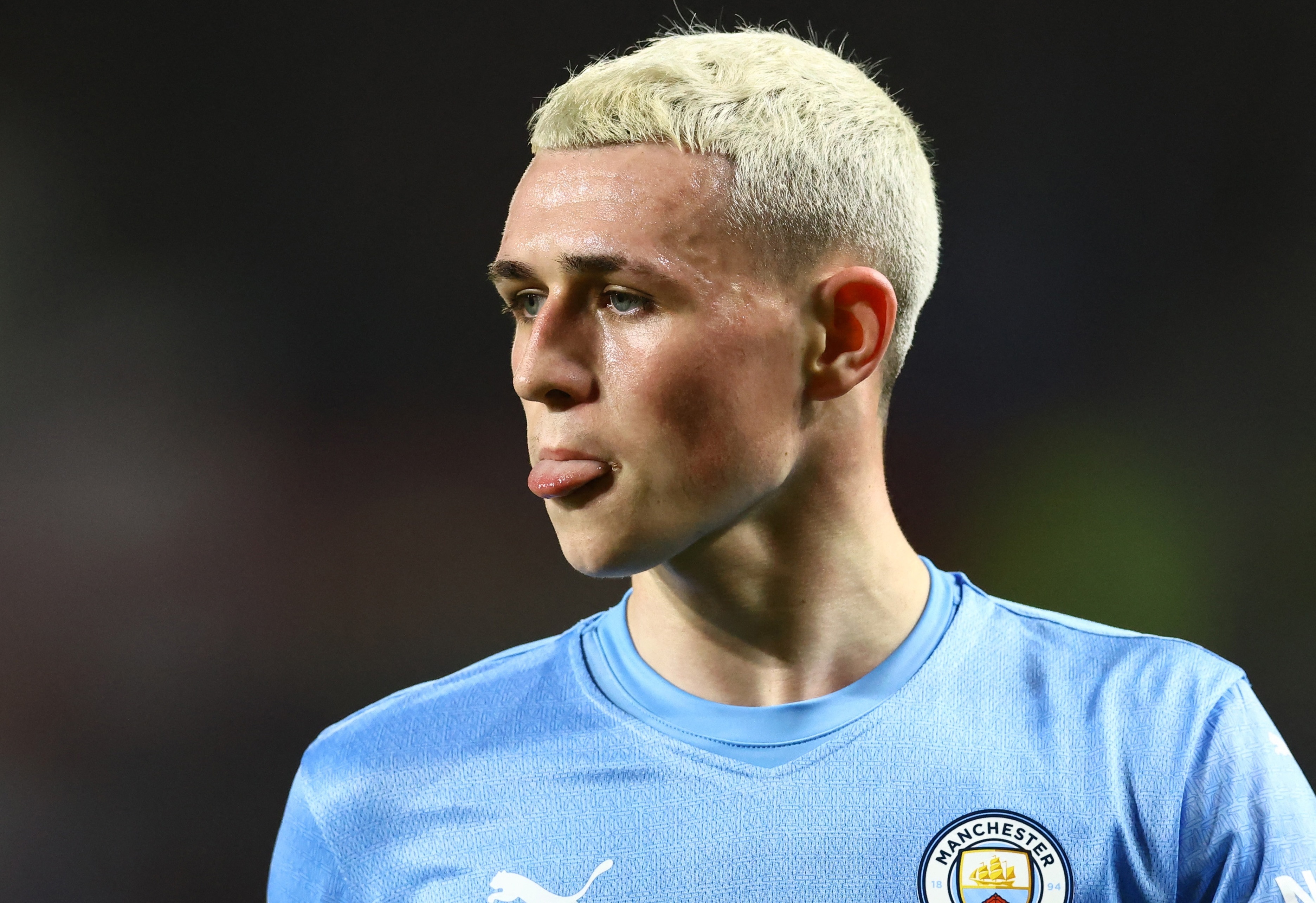 Man City tao khoang cach 9 diem voi Liverpool hinh anh