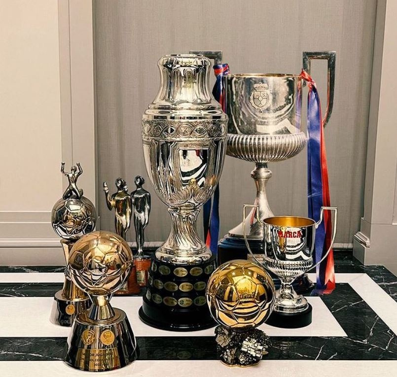 Messi khoe danh hieu anh 1