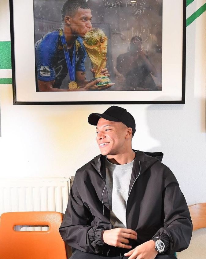 Messi khoe danh hieu anh 5