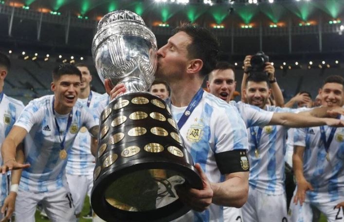 Messi khoe danh hieu, Neymar chong nang du tiec mung nam moi hinh anh