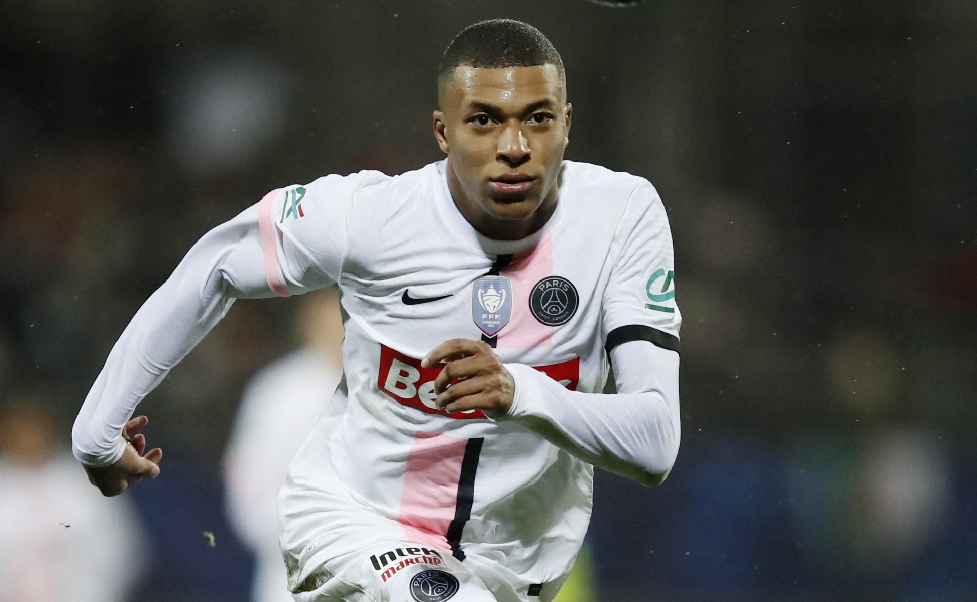Mbappe lap hat-trick trong 18 phut hinh anh